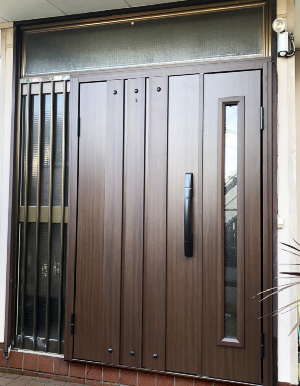 玄関ドアを新しくYKKAPドアリモに交換工事（経年劣化の木製ドアから断熱ドアへ　横浜市南区